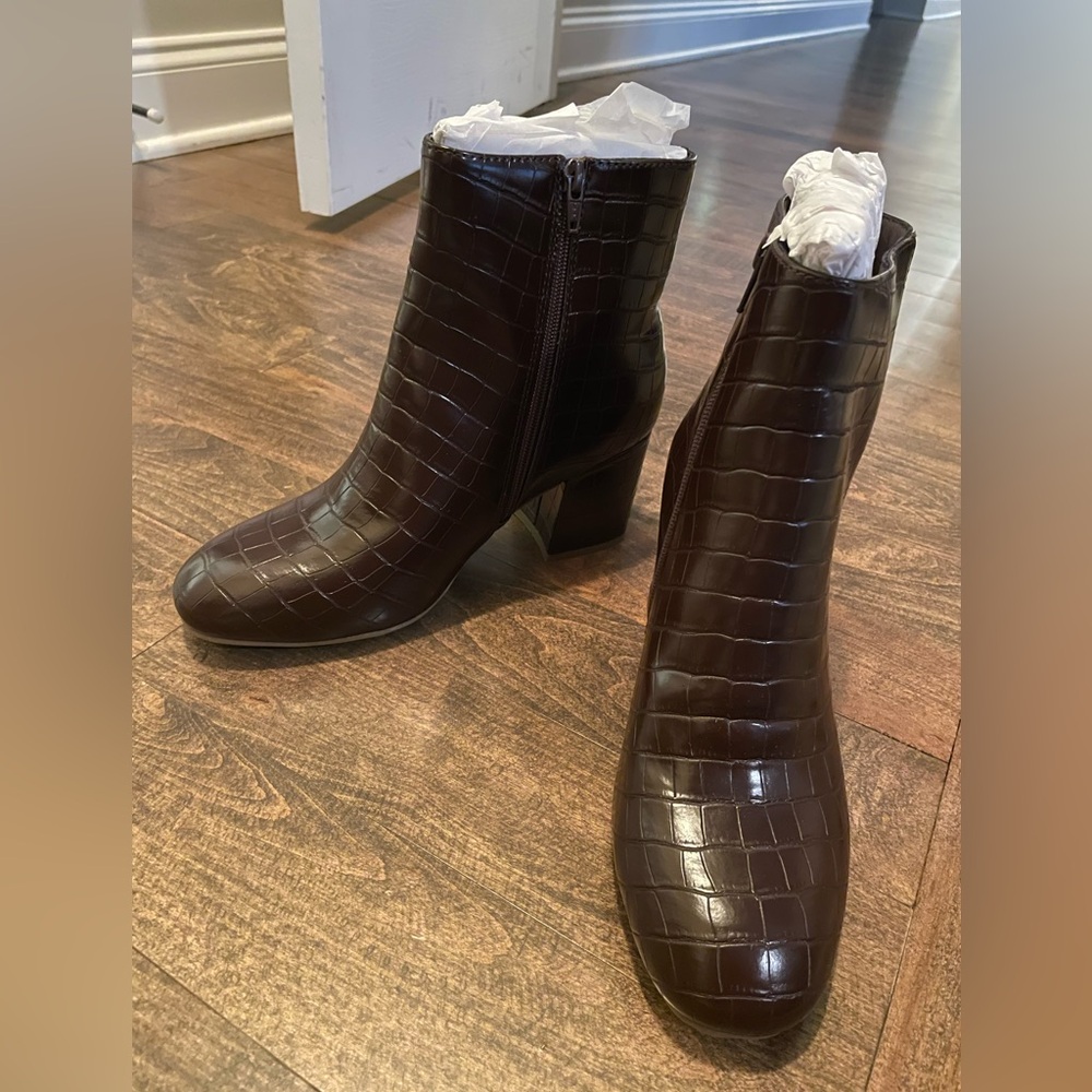 SO Rayven Stretch Brown Croc Ankle Boot Size 9.5 NIB New - Picture 3 of 11